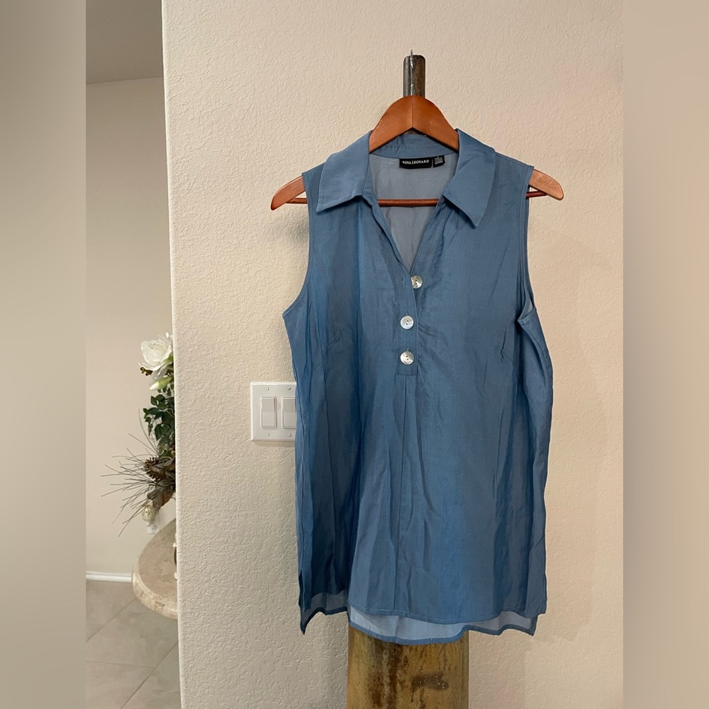 💙Charming & Feminine is this Soft NINA LEONARD 3 button opening sleeveless SZ L